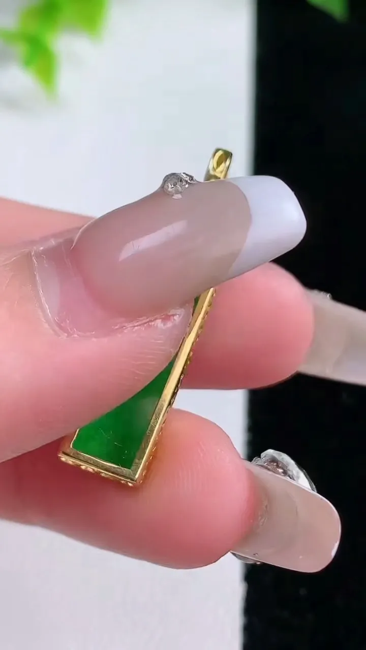 天然A货翡翠无事牌吊坠，尺寸25.3-7.5-3.3，重量:1.62g
1月15日