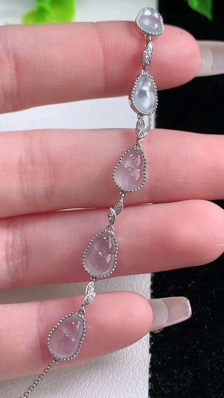 天然A货翡翠种白冰葫芦手链，尺寸6.8-6.2-2.3，重量:3.24g
1月15日