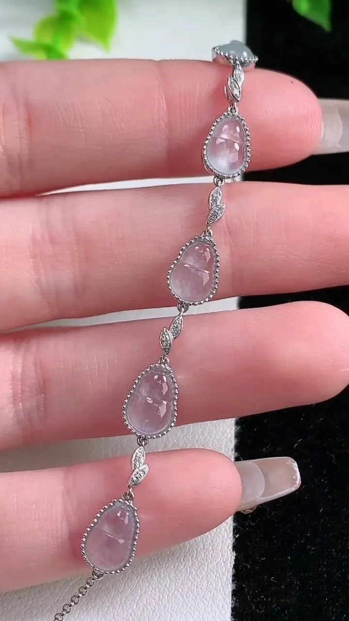 天然A货翡翠种白冰葫芦手链，尺寸6.8-6.2-2.3，重量:3.24g
1月15日