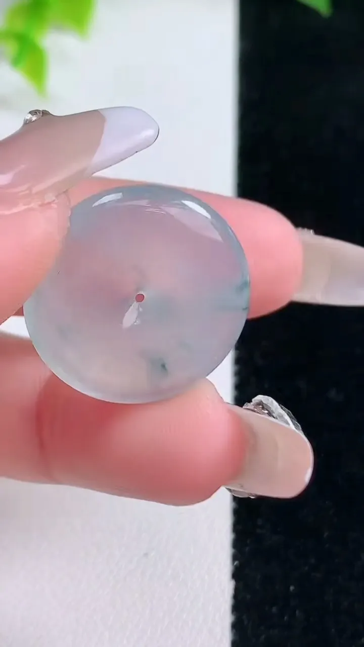 天然A货翡翠冰种飘花平安扣吊坠，尺寸21.8-3.8，重量:4.67g
1月15日