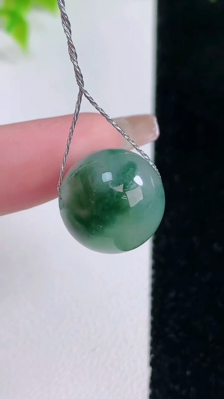 天然A货翡翠冰种飘花圆珠吊坠，尺寸15，重量:6.06g
1月15日