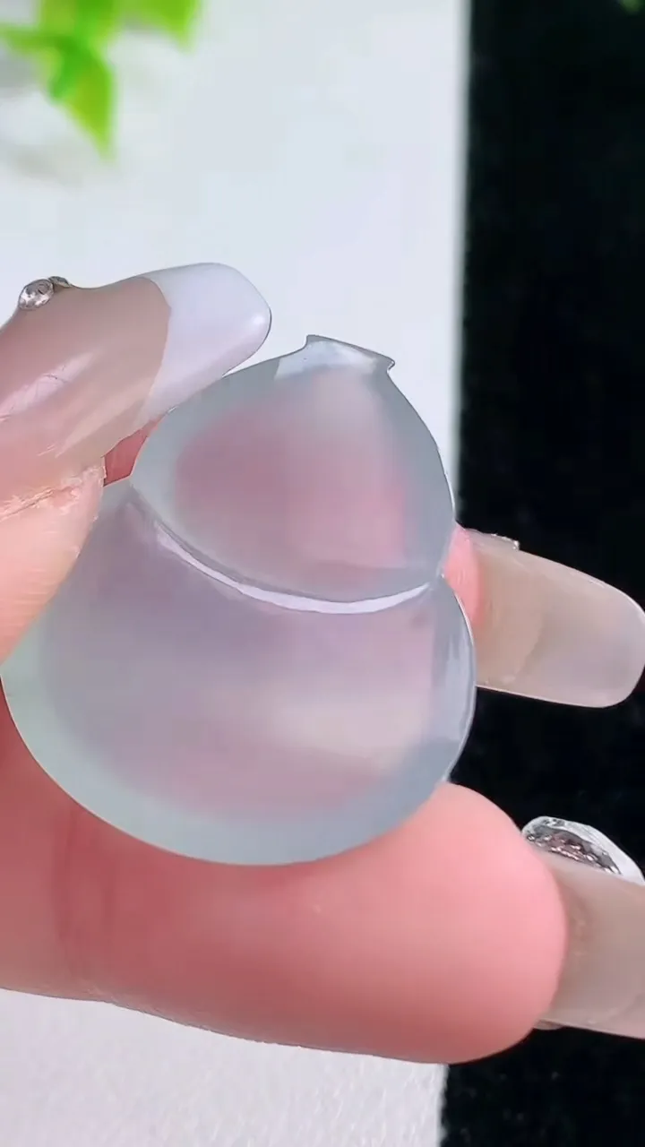 天然A货翡翠葫芦镶嵌件，尺寸26.8-22.7-5，重量:5.83g
1月15日