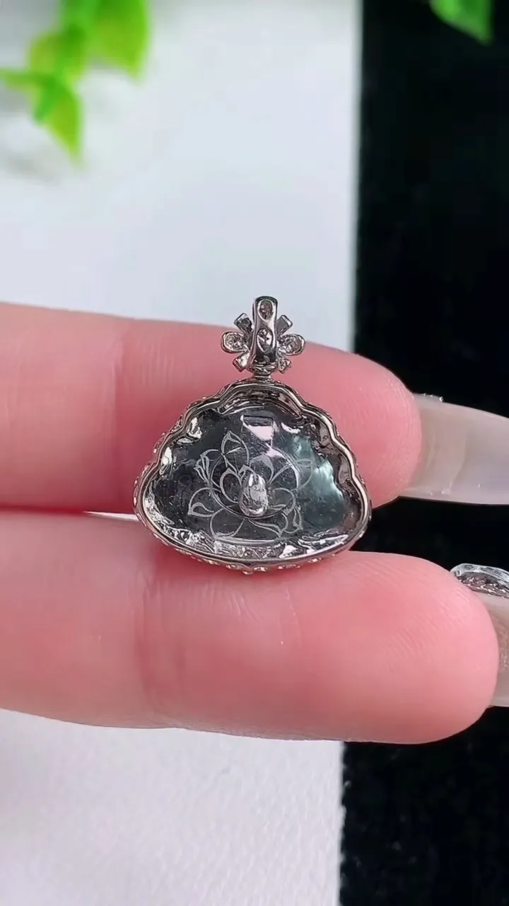 天然A货翡翠和和美美 荷花吊坠，尺寸19.7-16-6.8，裸石10.3-14.5重量:2.52g
1月15日