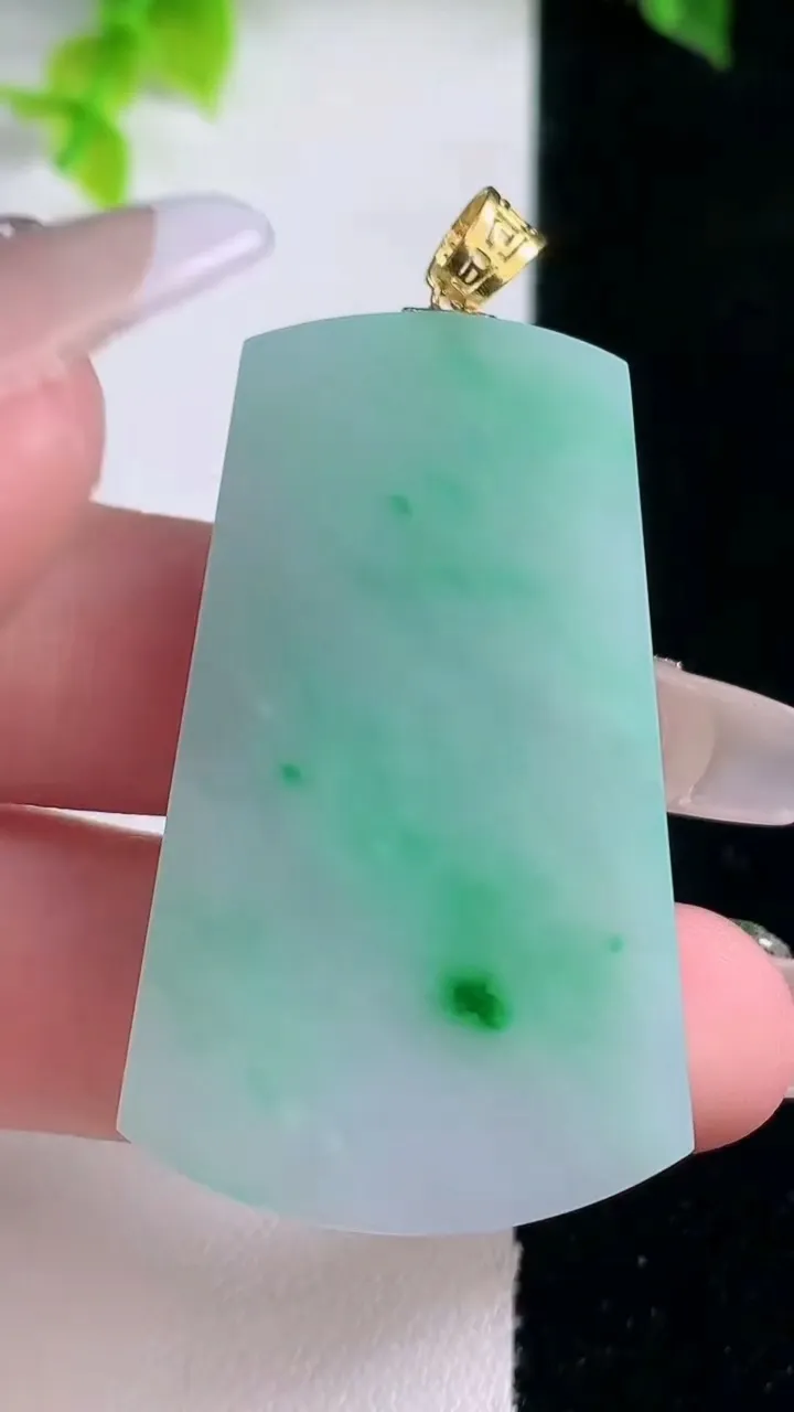 天然A货翡翠无事牌吊坠，尺寸44.8-28-3.5，重量:13.05g
1月15日