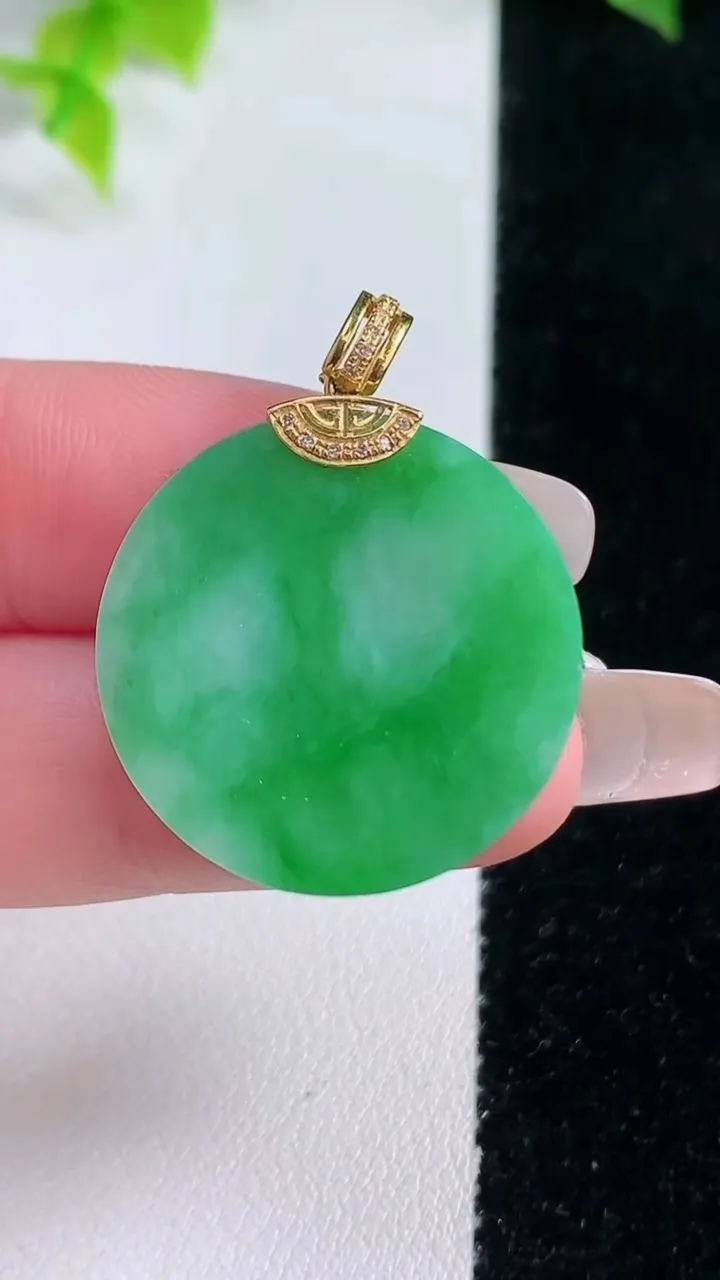 天然A货翡翠无事牌吊坠，尺寸24.5-3.4，重量:6.30g
1月15日