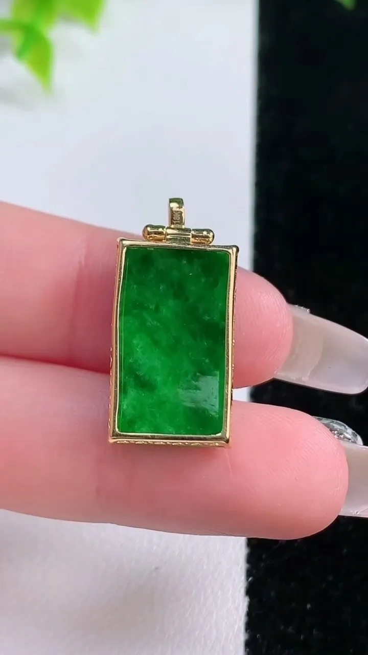 天然A货翡翠无事牌吊坠，尺寸20.7-11.8-4.8，重量:2.76g
1月15日