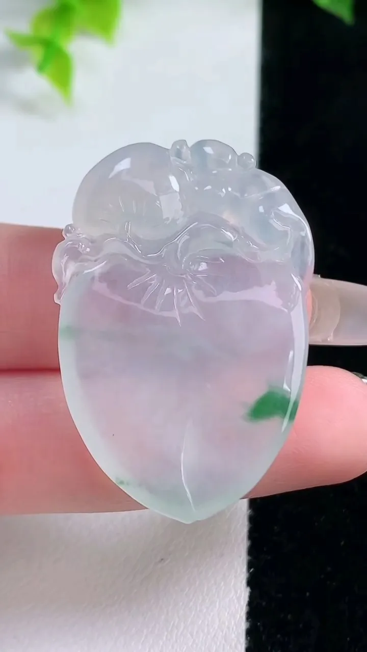 天然A货翡翠冰种飘花寿桃吊坠，尺寸39.8-26-5.7，重量:11.09g
1月15日