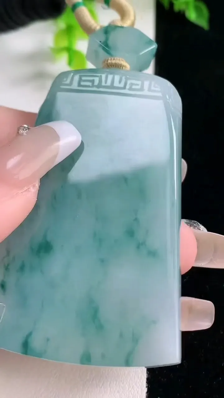 天然A货翡翠种飘花仿古无事牌吊坠，尺寸59.6-37.3-6.7，重量:48.74g
1月15日