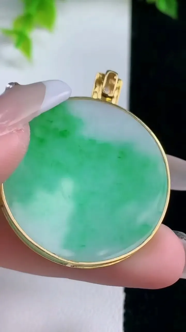 天然A货翡翠无事牌吊坠，尺寸34.2-3.7，重量:13.12g
1月15日