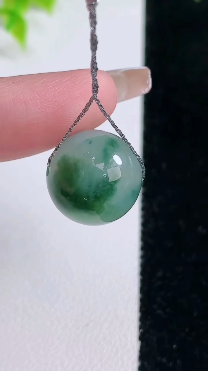 天然A货翡翠冰种飘花圆珠吊坠，尺寸15，重量:6.06g
1月15日