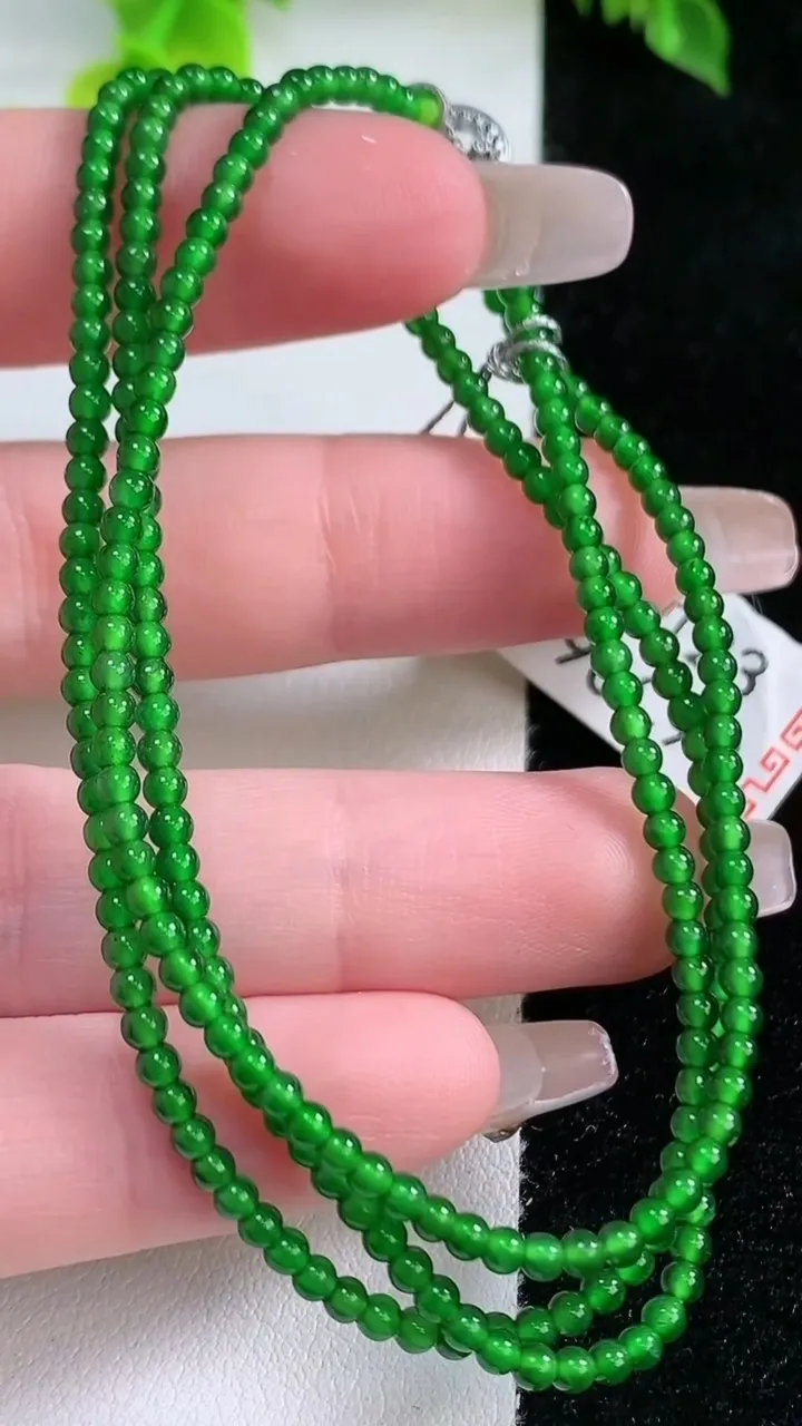 天然A货翡翠小米珠项链，尺寸2.4-256颗，重量:6.78g1月15日
工厂直销收藏佳品,种好水足，色泽均匀，有种有色，上手高大气！