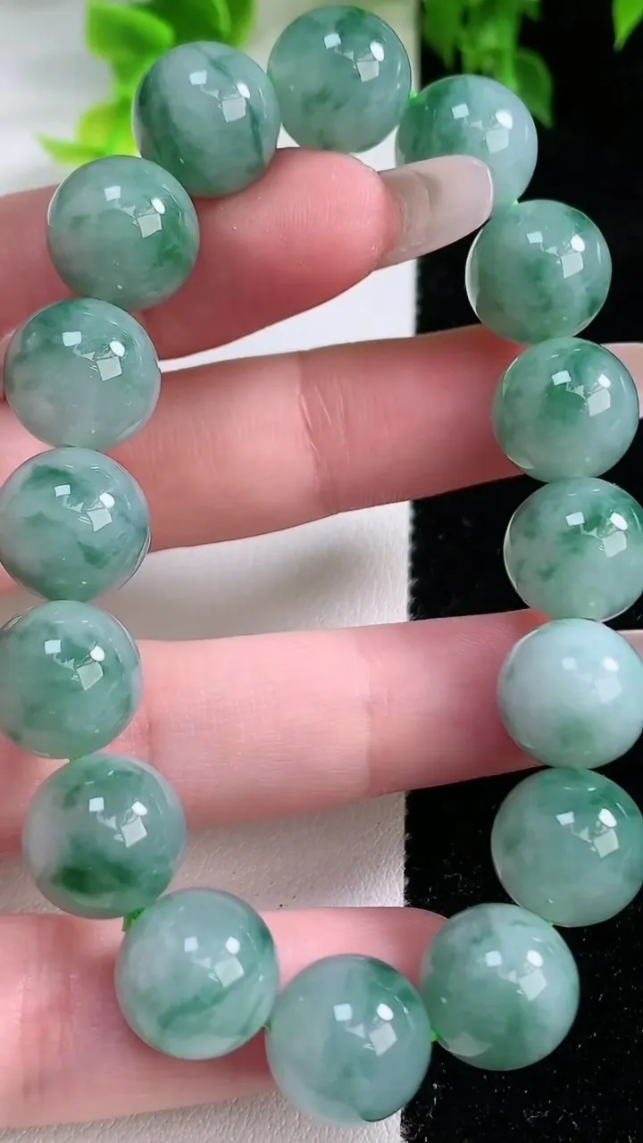 天然A货翡翠种飘花圆珠手串，尺寸11.6-16颗，重量:45.89g1月15日
工厂直销收藏佳品,种好水足，色泽均匀，有种有色，上手高大气！