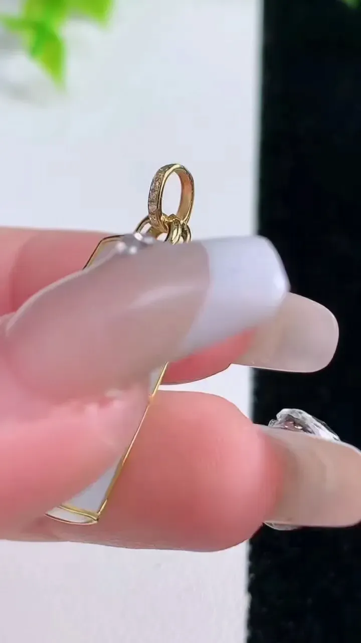 天然A货翡翠无事牌吊坠，尺寸25-12.3-5，重量:4.69g
1月15日