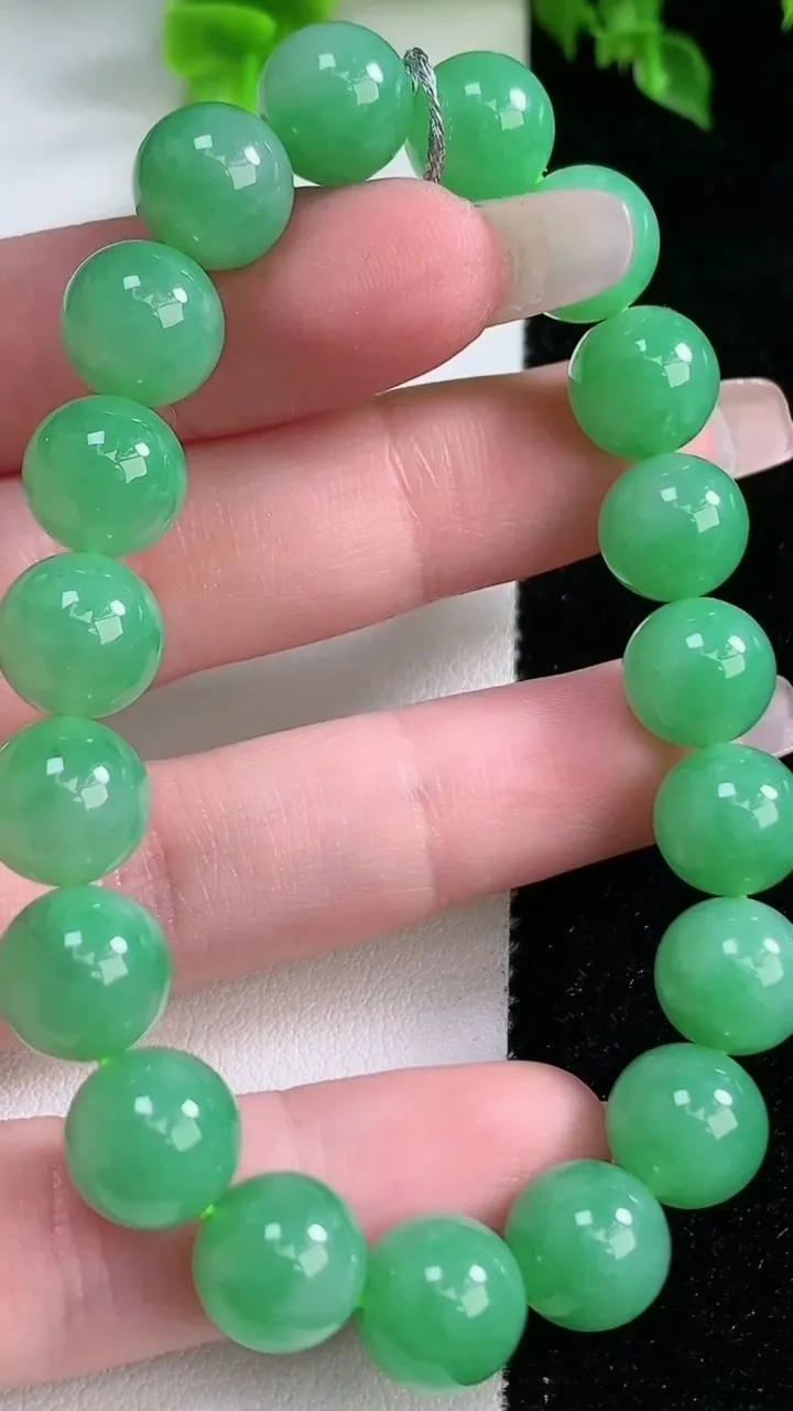 天然A货翡翠圆珠手串，尺寸9.8-19颗，重量:33.14g1月15日
工厂直销收藏佳品,种好水足，色泽均匀，有种有色，上手高大气！