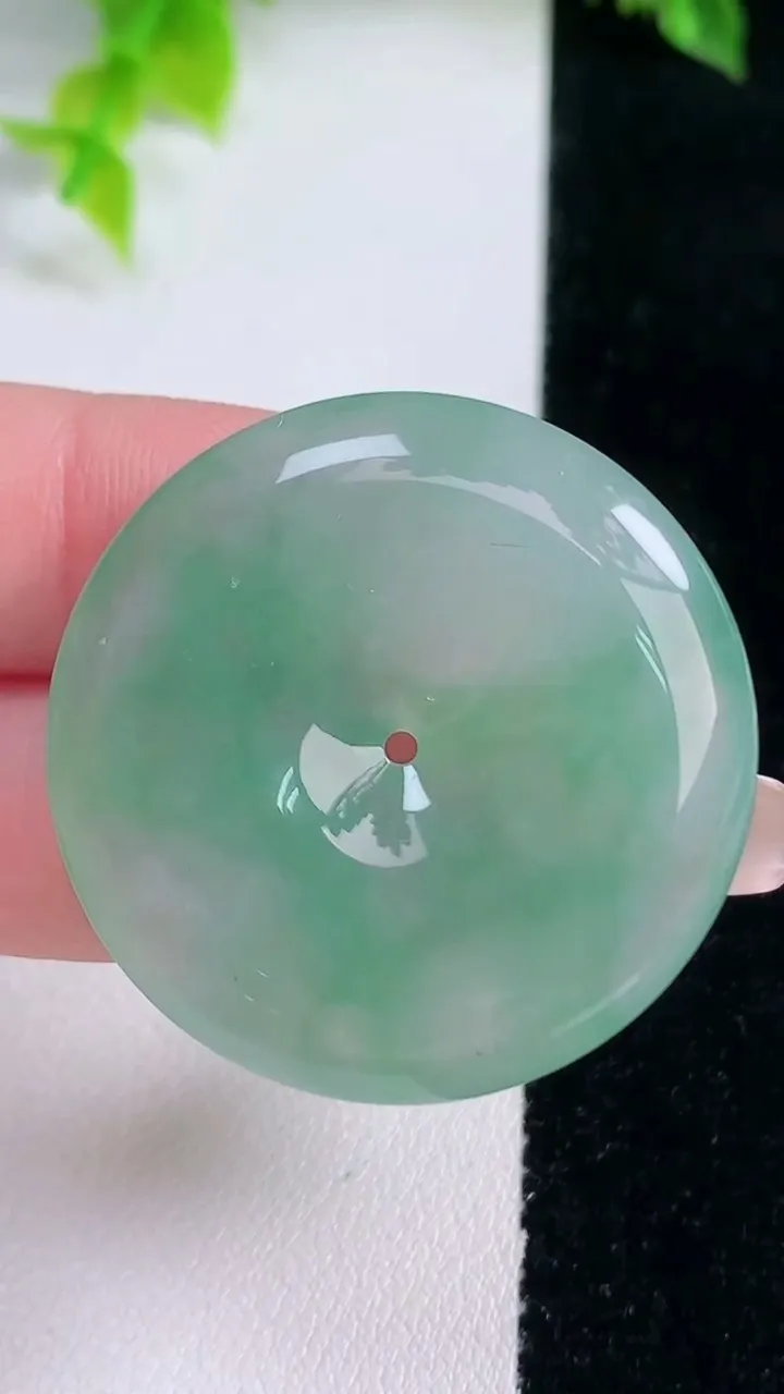 天然A货翡翠平安扣吊坠，尺寸35.6-6.2，重量:16.56g
1月15日