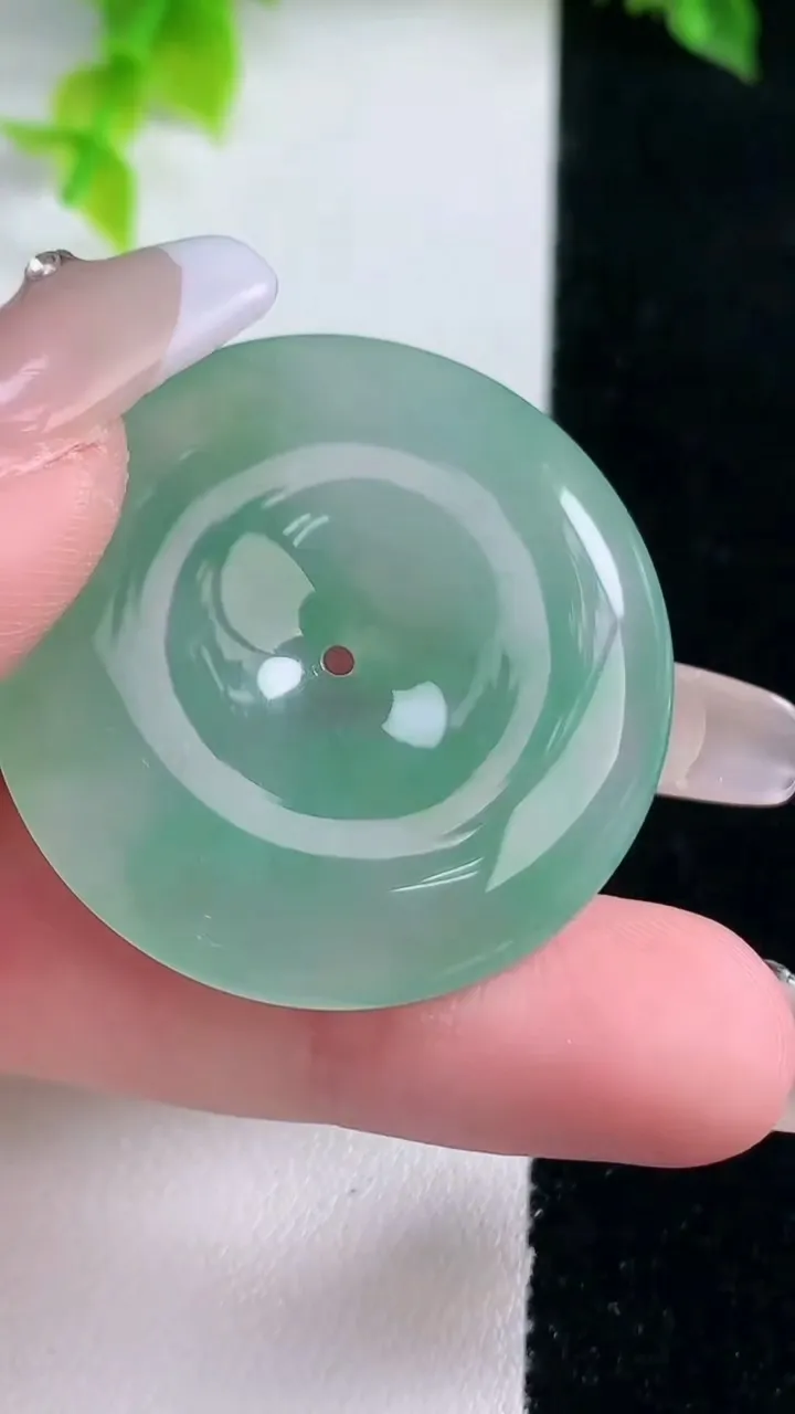 天然A货翡翠平安扣吊坠，尺寸35.6-6.2，重量:16.56g
1月15日