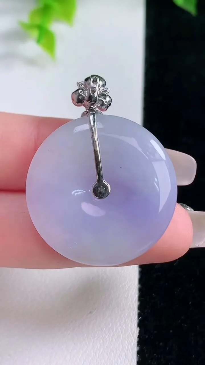 天然A货翡翠18K金紫罗兰平安扣吊坠，尺寸28.4-5，重量:9.92g
1月15日