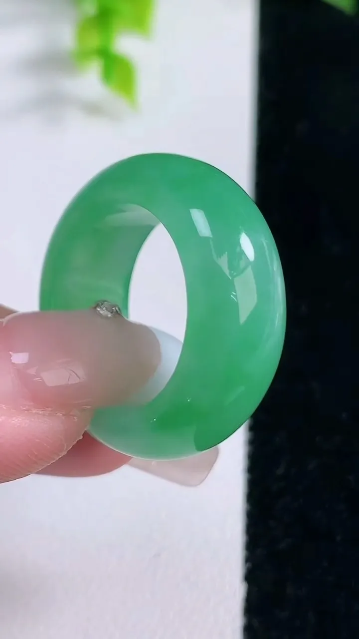 天然A货翡翠指环扳指，尺寸18.3-9.8-4.7，重量:10.11g2026年1月15日
工厂直销收藏佳品,种好水足，色泽均匀，有种有色，上手高大气！