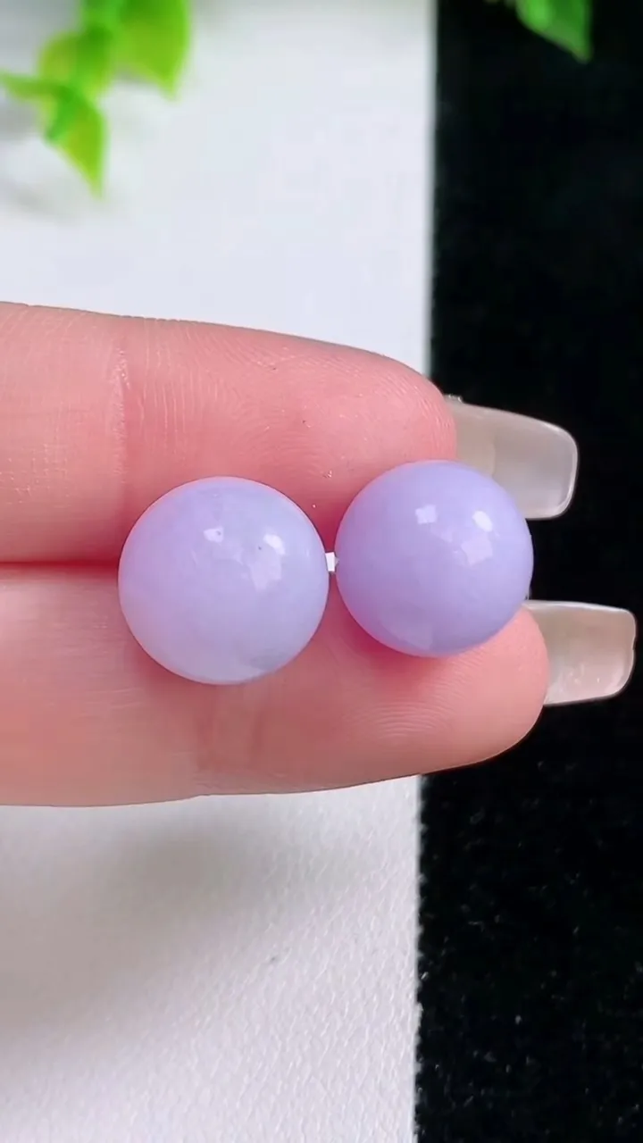 天然A货翡翠紫罗兰圆珠镶嵌件一对，尺寸12，重量:6.92g1月15日
工厂直销收藏佳品,种好水足，色泽均匀，有种有色，上手高大气！