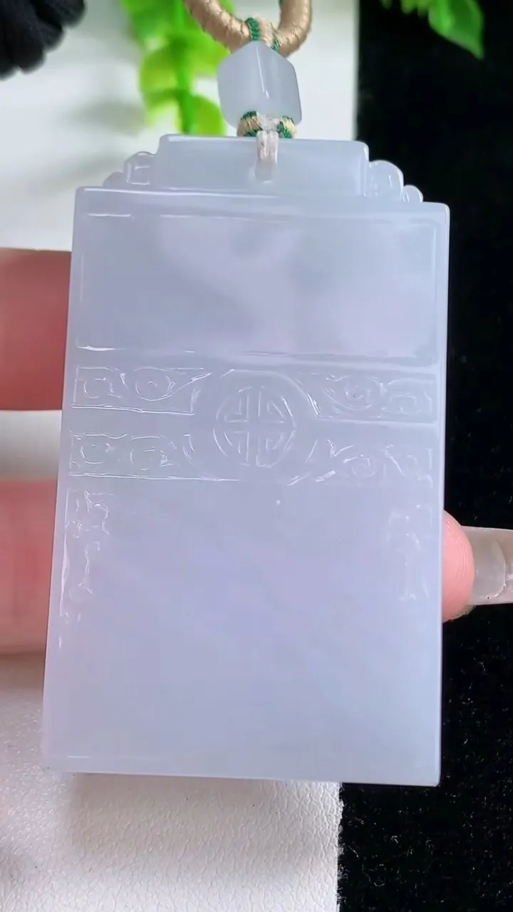 天然A货翡翠紫罗兰仿古无事牌吊坠，尺寸58-34.2-5.9，重量:45.23g
1月15日