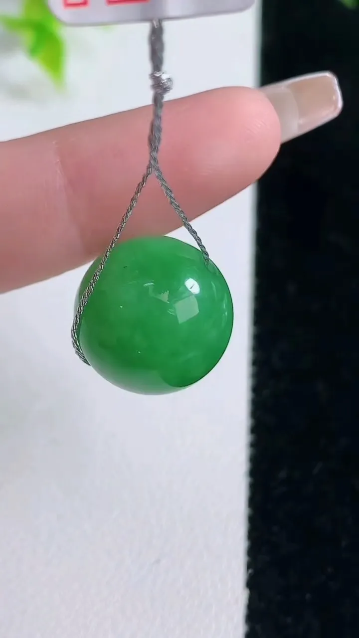 天然A货翡翠圆珠吊坠，尺寸14.8，重量:5.85g
1月15日