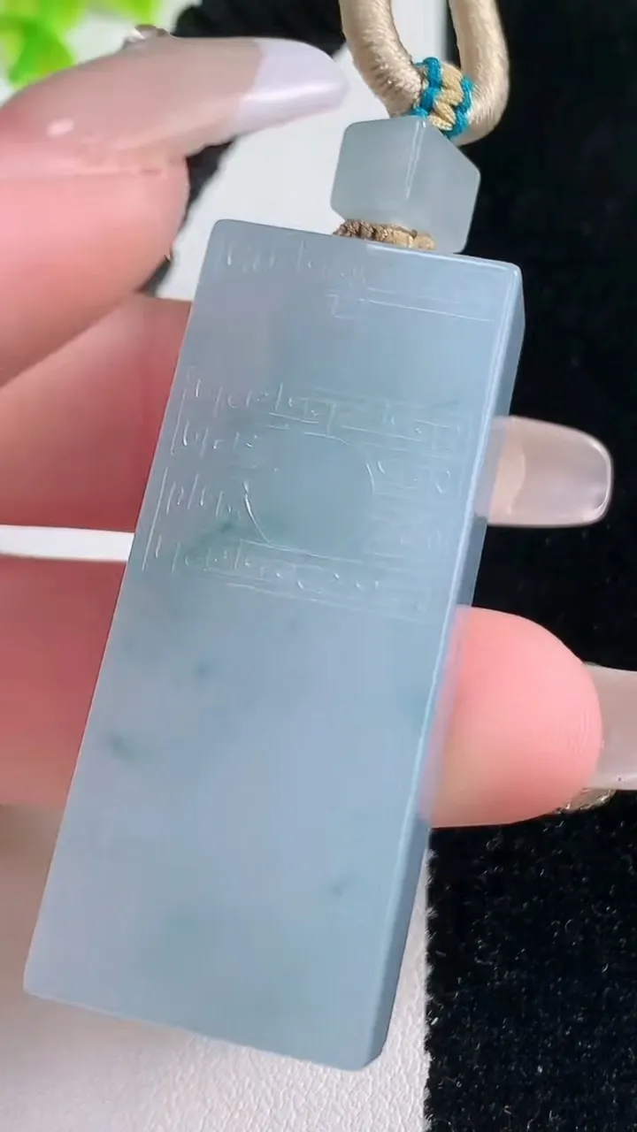 天然A货翡翠冰种紫罗兰仿古无事牌吊坠，尺寸46.3-18.6-10.2，重量:33.68g
1月15