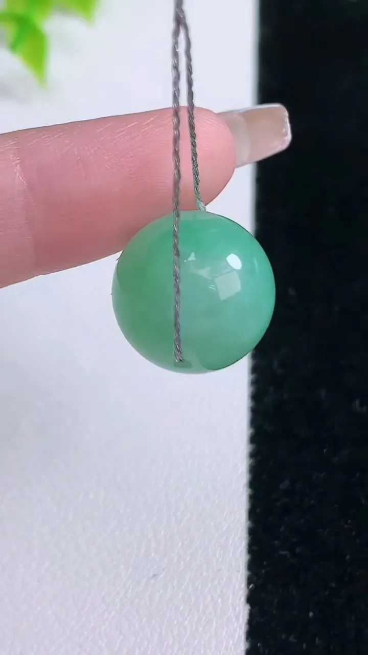 天然A货翡翠圆珠吊坠，尺寸14.6，重量:5.75g
1月15日