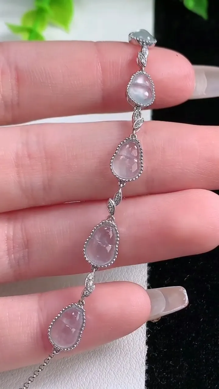 天然A货翡翠种白冰葫芦手链，尺寸6.8-6.2-2.3，重量:3.24g
1月15日