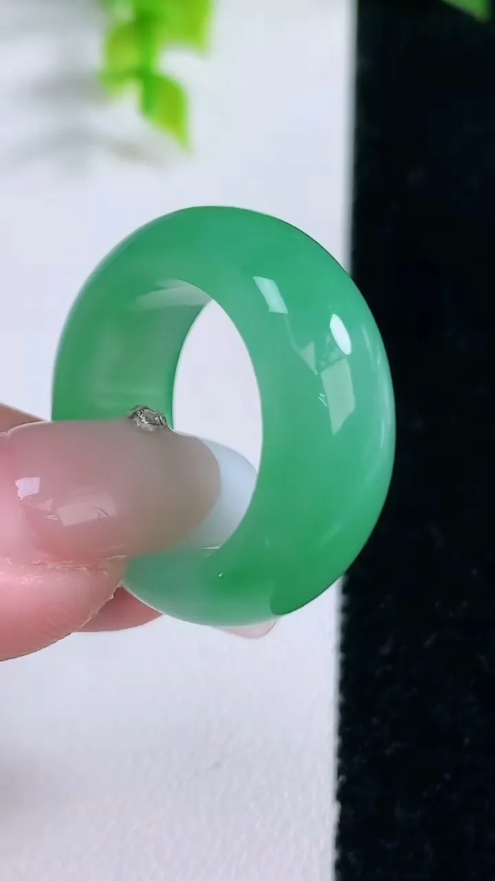 天然A货翡翠指环扳指，尺寸18.3-9.8-4.7，重量:10.11g2026年1月15日
工厂直销收藏佳品,种好水足，色泽均匀，有种有色，上手高大气！