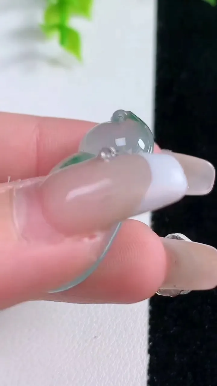 天然A货翡翠种飘花福豆吊坠，尺寸32.8-18.6-5.5，重量:6.36g
1月15日