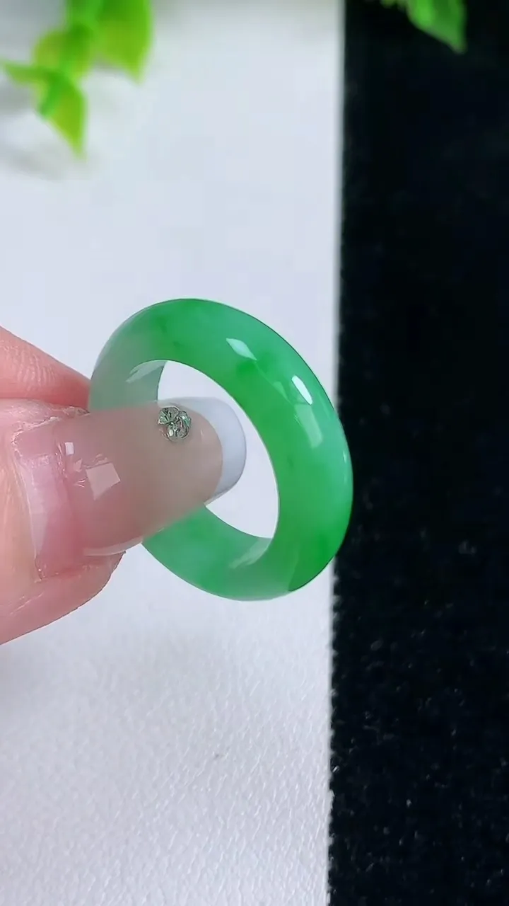 天然A货翡翠指环戒指，尺寸17.3-5.8-3.2，重量:4.24g2026年1月15日
工厂直销收藏佳品,种好水足，色泽均匀，有种有色，上手高大气！