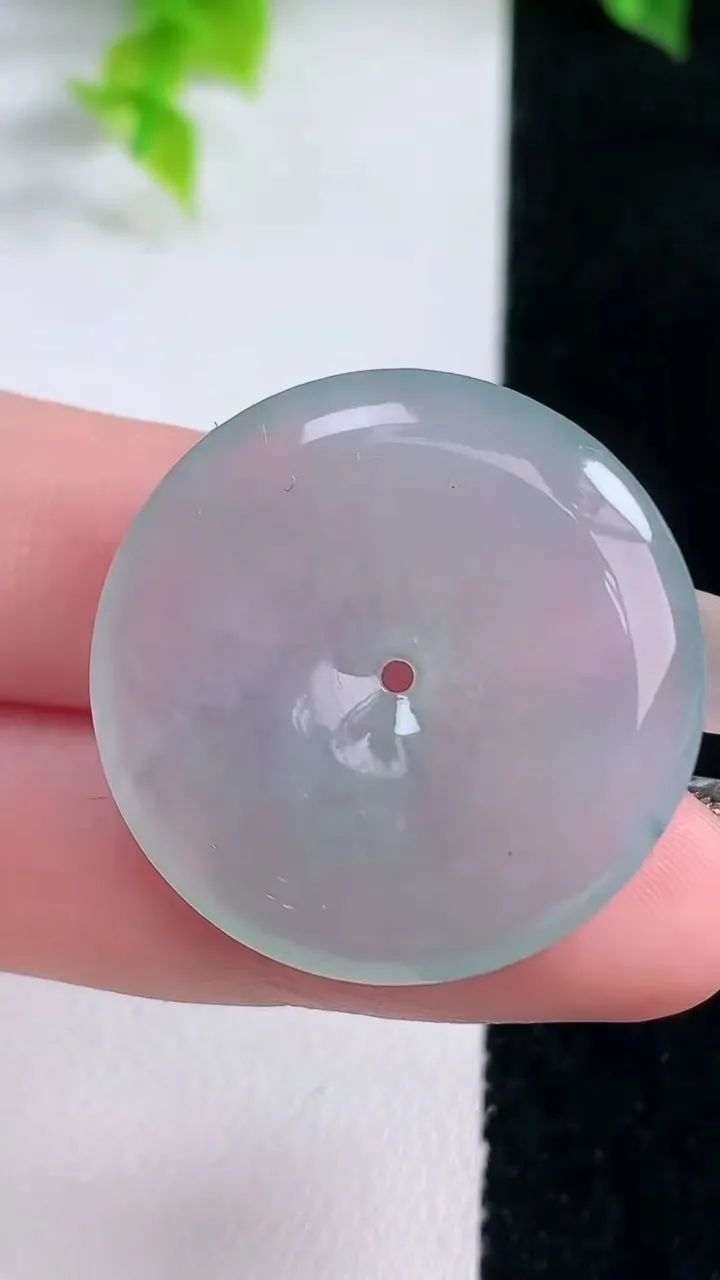 天然A货翡翠平安扣吊坠，尺寸30-5，重量:9.69g
1月15日