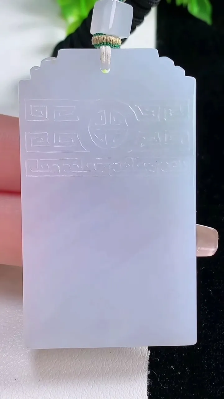 天然A货翡翠紫罗兰仿古无事牌吊坠，尺寸58-34.2-5.9，重量:45.23g
1月15日