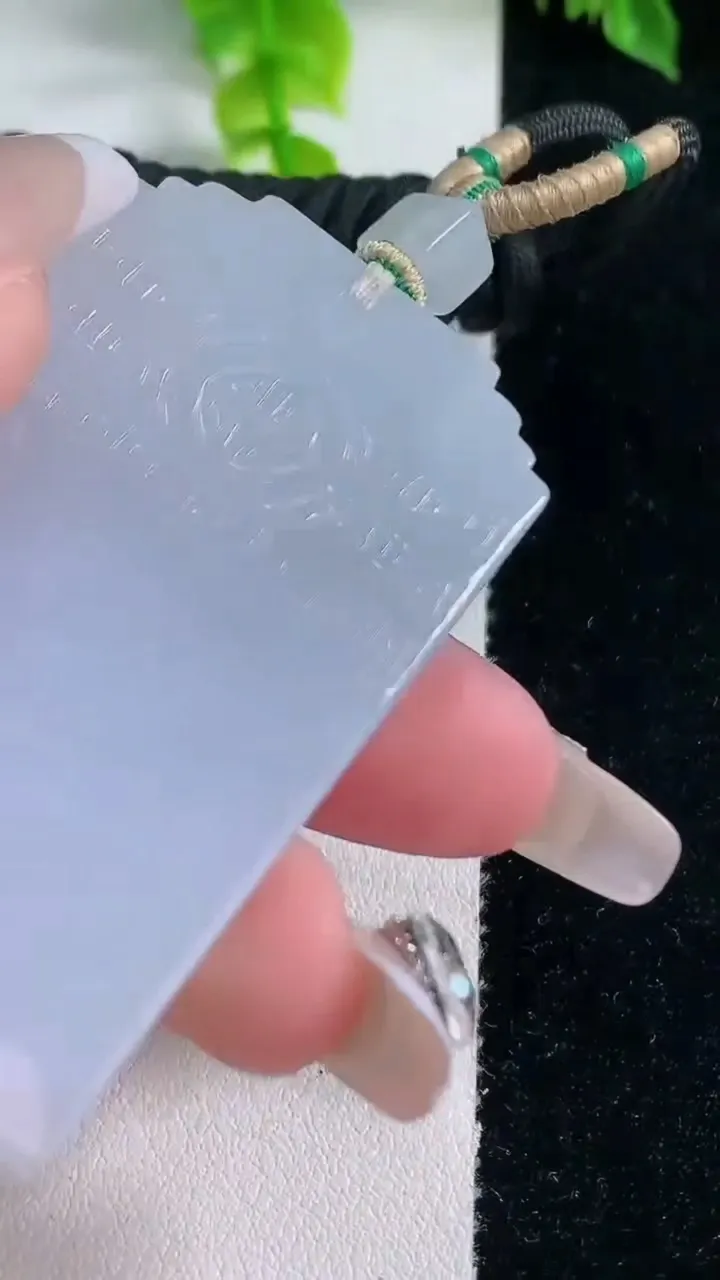 天然A货翡翠紫罗兰仿古无事牌吊坠，尺寸58-34.2-5.9，重量:45.23g
1月15日