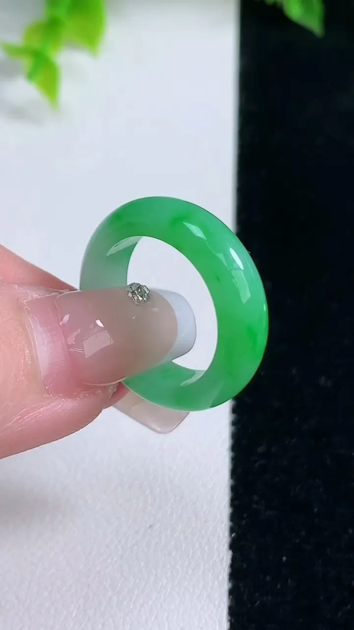 天然A货翡翠指环戒指，尺寸17.3-5.8-3.2，重量:4.24g2026年1月15日
工厂直销收