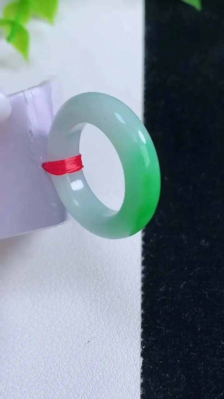 天然A货翡翠指环戒指，尺寸17.2-5.9-4.8，重量:7.17g2026年1月15日
工厂直销收藏佳品,种好水足，色泽均匀，有种有色，上手高大气！