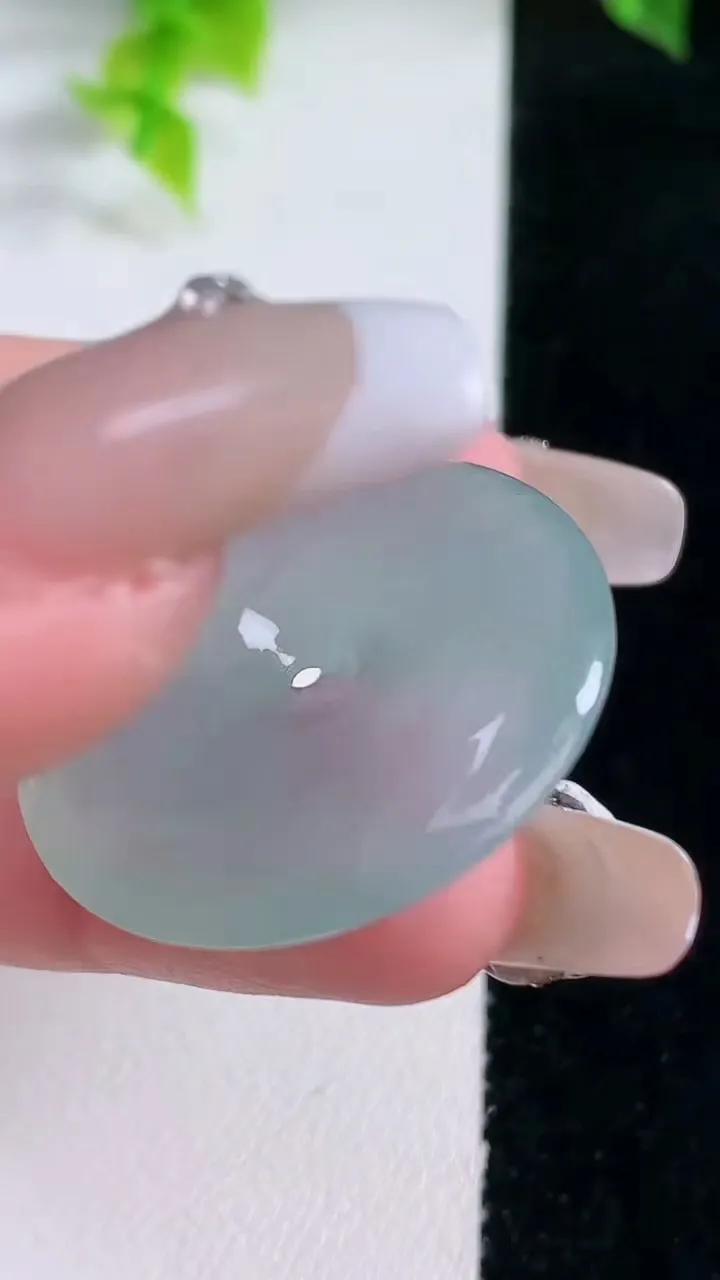 天然A货翡翠平安扣吊坠，尺寸30-5，重量:9.69g
1月15日