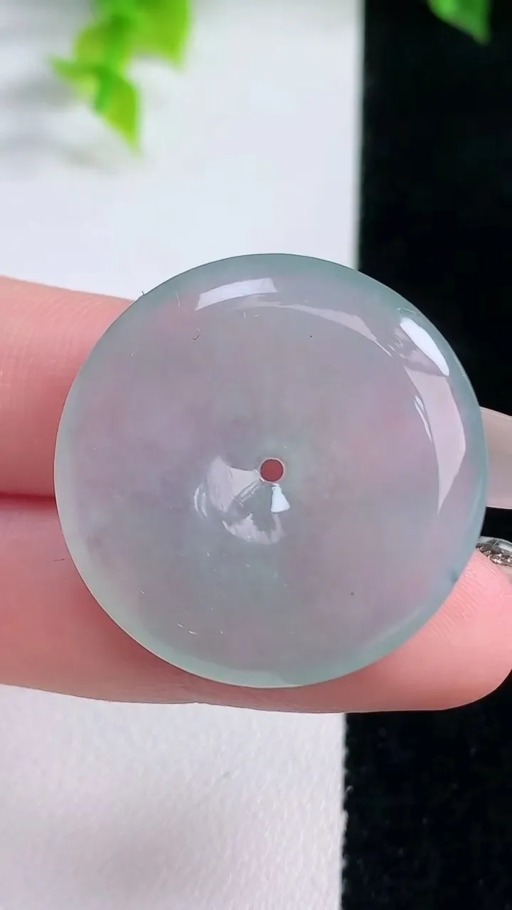 天然A货翡翠平安扣吊坠，尺寸30-5，重量:9.69g
1月15日