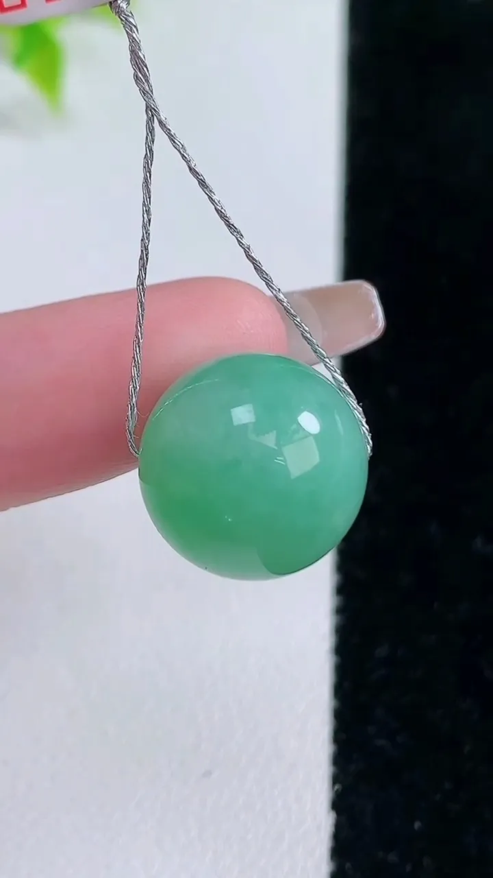 天然A货翡翠圆珠吊坠，尺寸14.6，重量:5.75g
1月15日