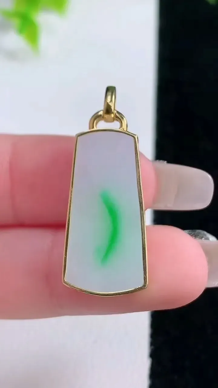 天然A货翡翠无事牌吊坠，尺寸25-12.3-5，重量:4.69g
1月15日