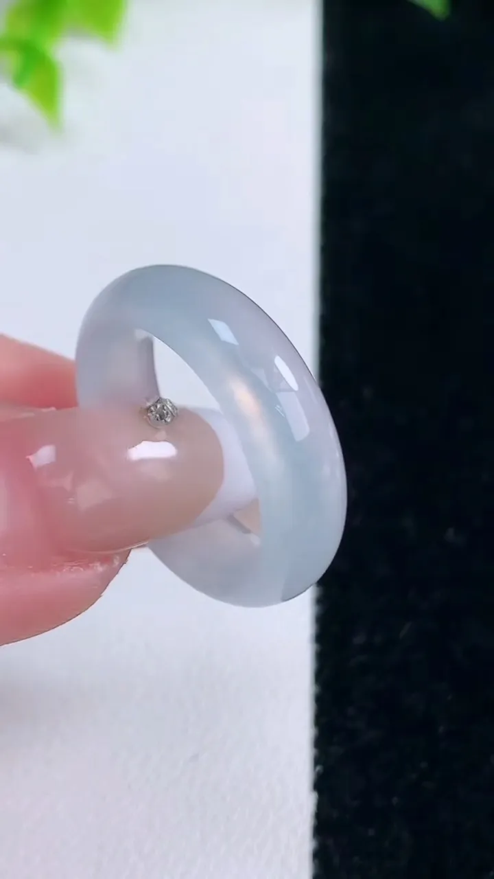 天然A货翡翠指环戒指，尺寸17.8-6.2-3.4，重量:4.66g2026年1月15日
工厂直销收藏佳品,种好水足，色泽均匀，有种有色，上手高大气！