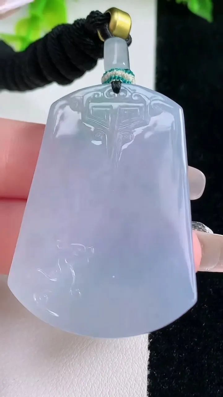 天然A货翡翠种紫罗兰仿古无事牌吊坠，尺寸47.7-33-4.5，重量:23.54g
1月15日