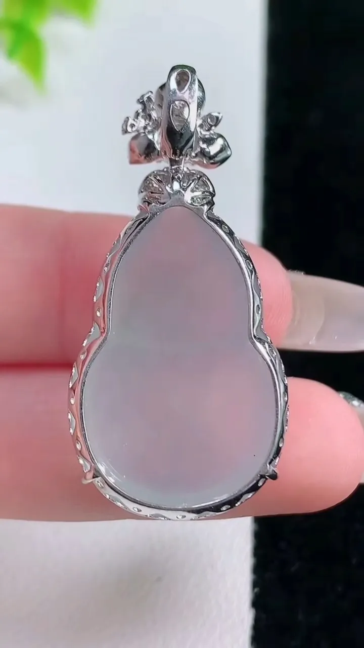 天然A货翡翠种白冰葫芦吊坠，尺寸40.7-29.7-19.4-9，重量:8.37g
1月15日