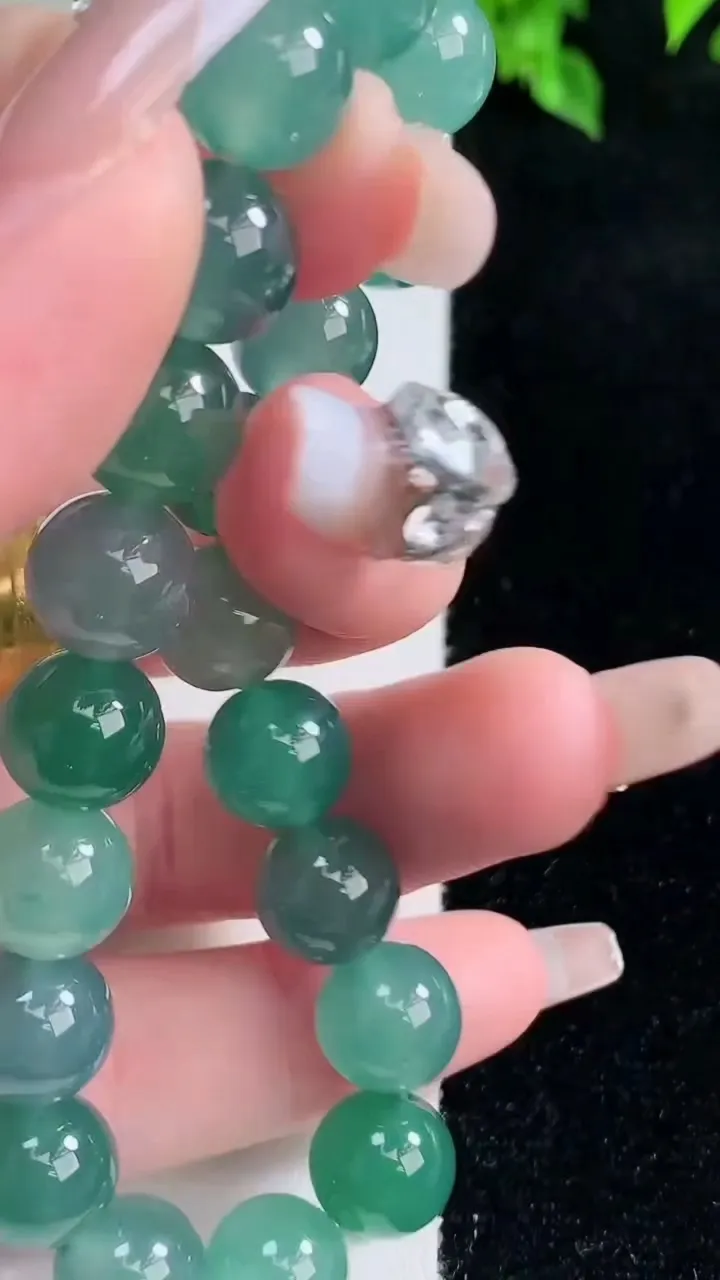 天然A货翡翠圆珠手串，尺寸9.8-20颗，重量:32.89g1月15日
工厂直销收藏佳品,种好水足，色泽均匀，有种有色，上手高大气！