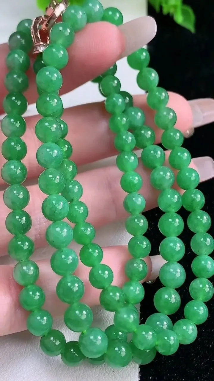 天然A货翡翠圆珠项链，尺寸6-97颗，重量:33.48g
1月15日