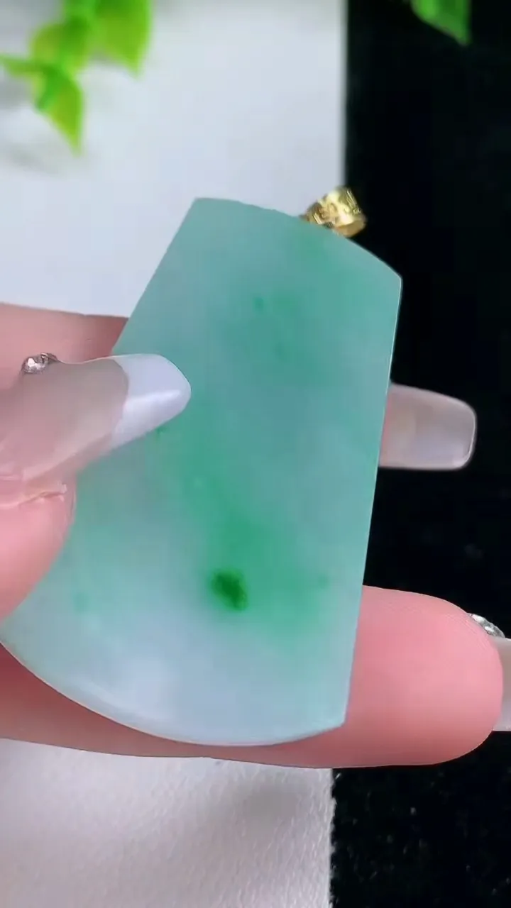 天然A货翡翠无事牌吊坠，尺寸44.8-28-3.5，重量:13.05g
1月15日