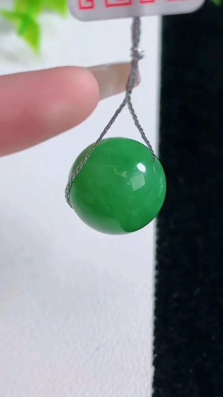 天然A货翡翠圆珠吊坠，尺寸14.8，重量:5.85g
1月15日