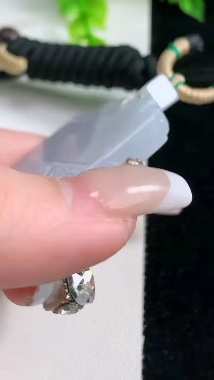 天然A货翡翠紫罗兰仿古无事牌吊坠，尺寸58-34.2-5.9，重量:45.23g
1月15日