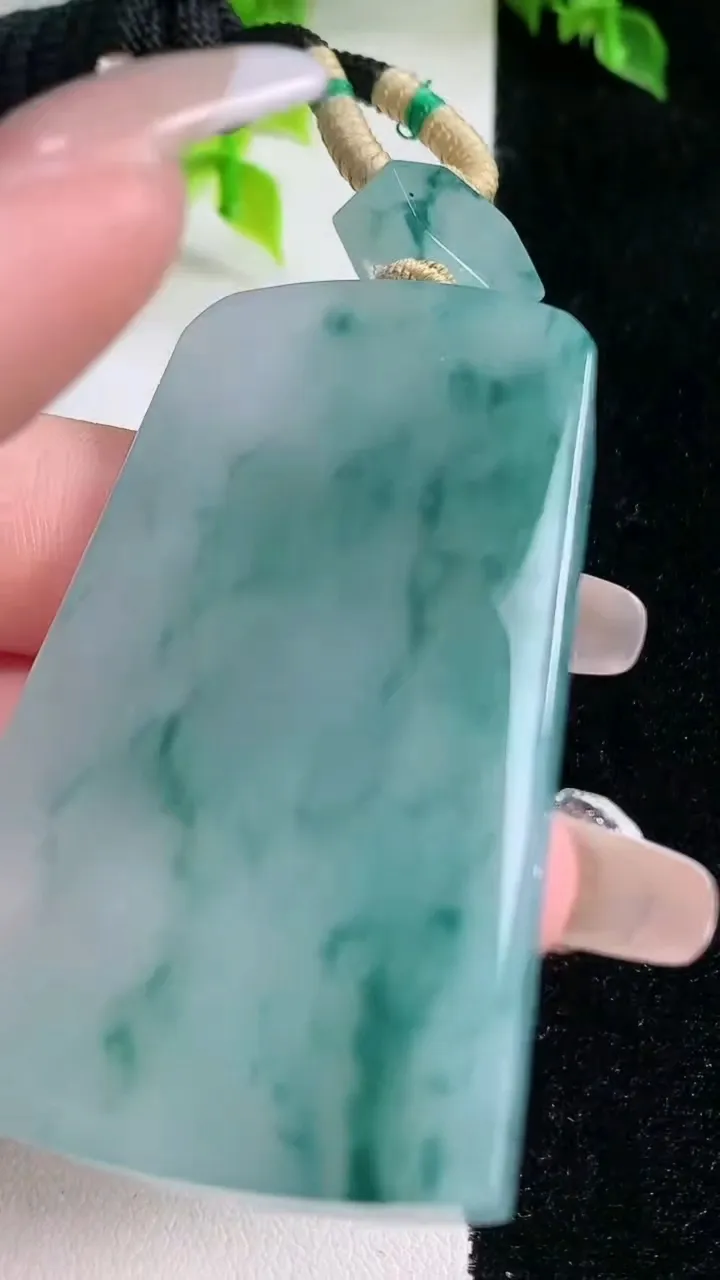 天然A货翡翠种飘花仿古无事牌吊坠，尺寸59.6-37.3-6.7，重量:48.74g
1月15日