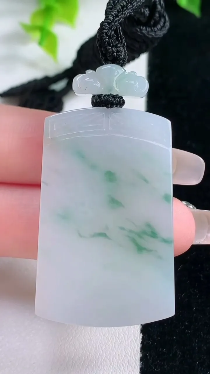 天然A货翡翠冰种飘花仿古无事牌吊坠，尺寸41.8-26.7-4.6，重量:19.44g
1月15日